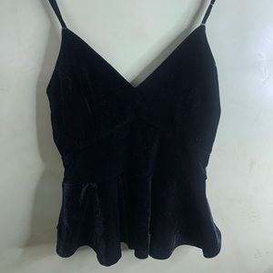 Low v-cut black believer top 💛